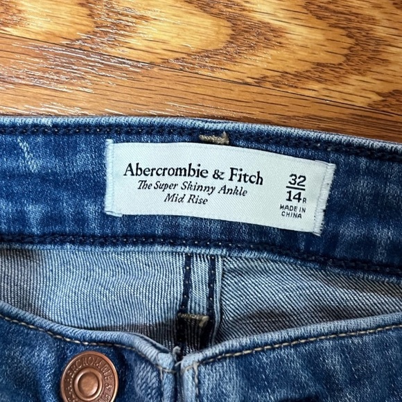 Abercrombie Super Skinny - Distressed - Size 32 (14R) - Picture 1 of 4